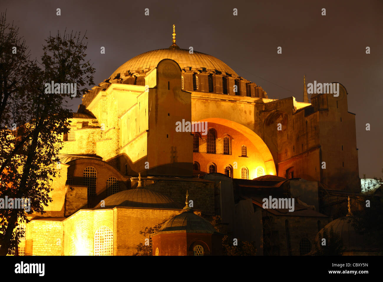 Beleuchtete Hagia Sophia in Istanbul bei Nacht Stockfoto