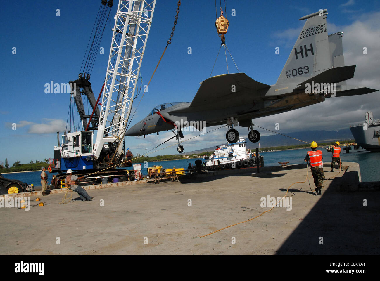 Auf der Hickam Air Force Base wird ein F-15A Adler von der Hawaii Air National Guard auf ein Lastschiff am 26. August gehisst, das sich auf dem Weg zum Pacific Aviation Museum Pearl Harbor befindet. Die Geschichte des Kämpfers beinhaltete, das 'Flügel-Flaggschiff' für den 49. Tactical Fighter Wing auf der Holloman Air Force Base, N.M. zu sein Stockfoto