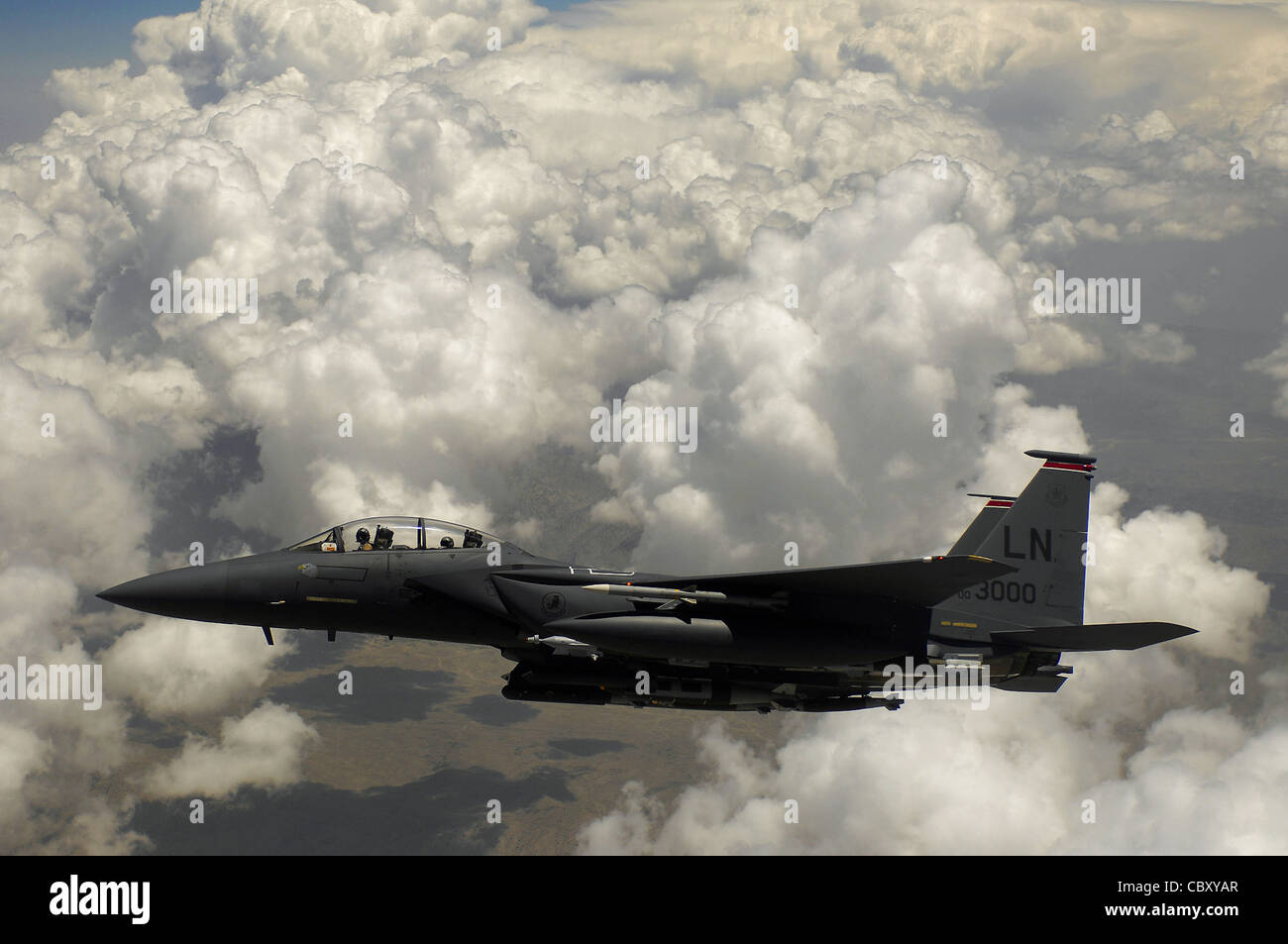 Ein F-15E Strike Eagle der Luftwaffe wartet auf seinen Flügelmann, nachdem er während einer Mission über Afghanistan Treibstoff erhalten hat. F-15Es verwendete GBU-31 und GBU-38s, um anti-afghanische Kräfte in Kampfpositionen abzuschrecken. Stockfoto