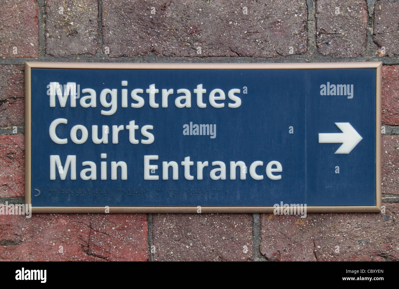 Generische blaues Schild für "Magistrates Courts Haupteingang", Feltham Magistrates Court und Jugendgericht Feltham, Feltham, Middx, Großbritannien Stockfoto