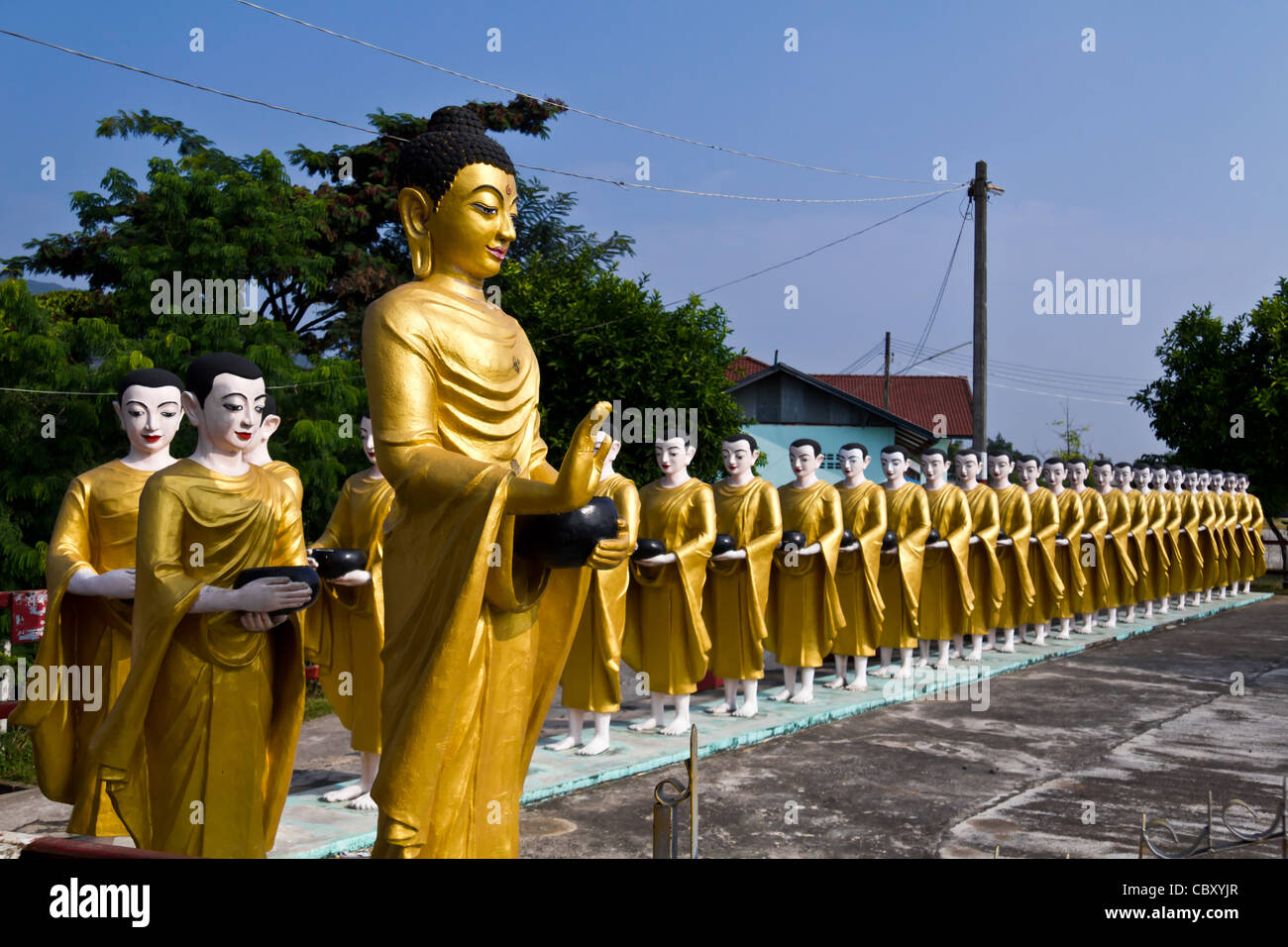 Statue von Buddha und jünger sind Almosen Runde im Tempel myanmar Stockfoto