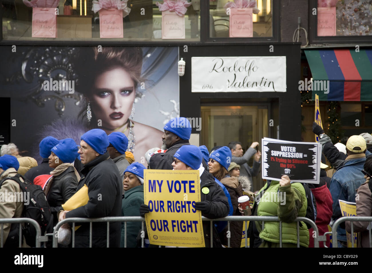 Gewerkschaftsmitglieder in NYC marschieren und demonstrieren gegen die Koch-Brüder bezahlt Einfluss auf die Manipulation der Stimmrechte in den USA Stockfoto