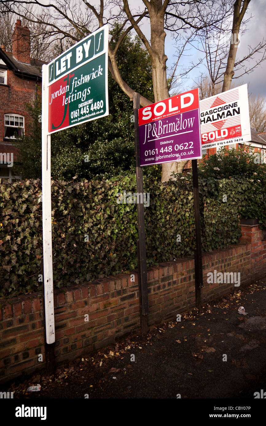 Häuser und Wohnungen in West Didsbury, Manchester Anzeichen verkauft. Eine mögliche Richtung nach oben auf dem Immobilienmarkt Stockfoto