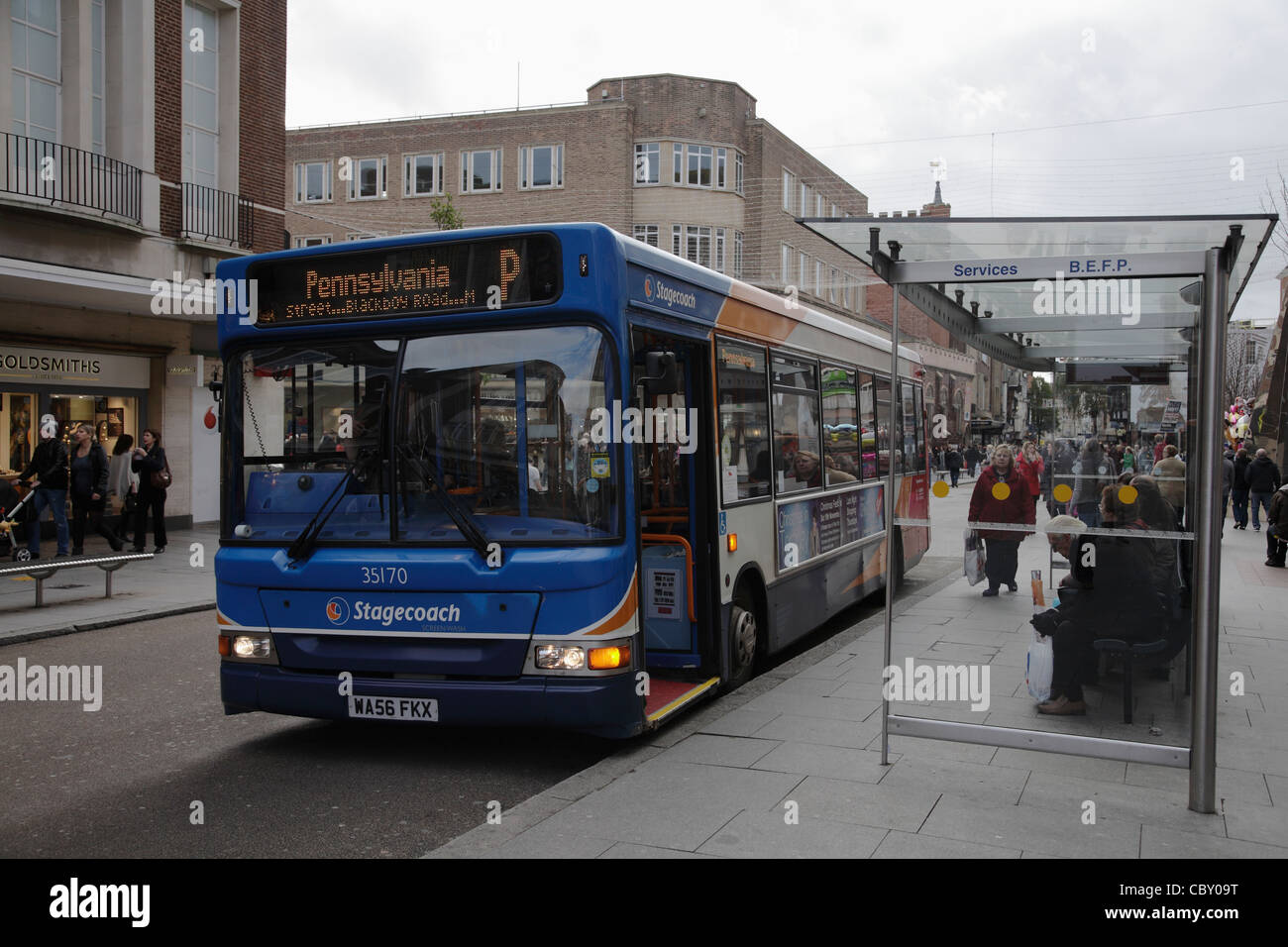 Bushaltestellen und Busse in Exeter hohe St UK Stockfoto