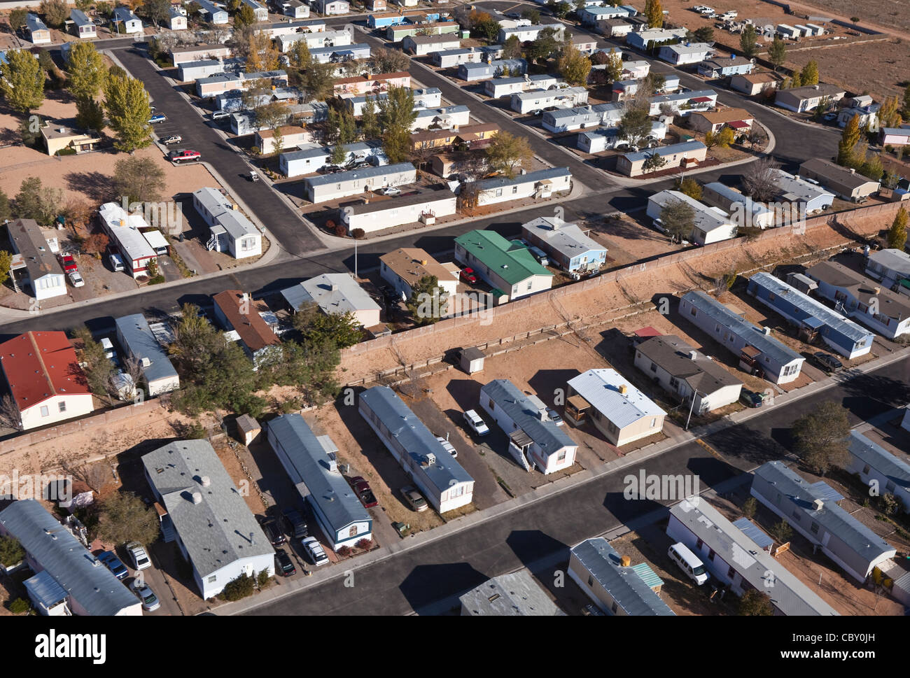 Luftbild des Alterns Mobilheime in hellen Wüstensonne. Stockfoto