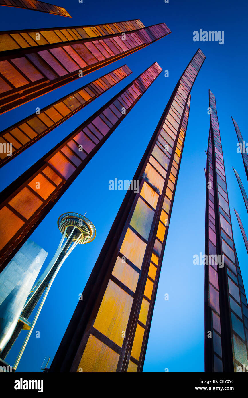 Seattle Space Needle und "Bambus" Skulptur im Seattle Center. Stockfoto