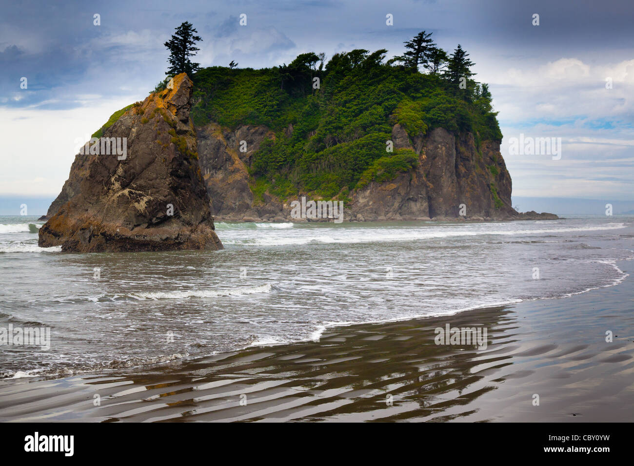 Seastack bei Ruby Beach, direkt vor der Grenze des Olympic National Park im US-Bundesstaat Washington Stockfoto
