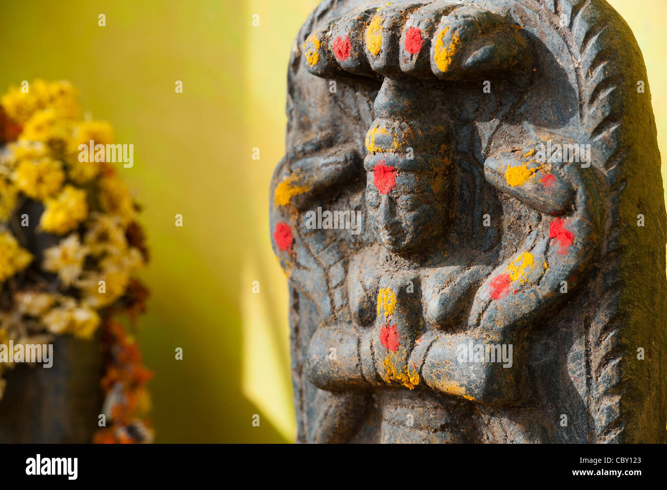Hinduistische Heiligtum Steine an einem Tempel, indische Gottheit Vishnu in der Südindische Landschaft. Andhra Pradesh, Indien Stockfoto Hinduistische Heiligtum Steine an einem Tempel, indische Gottheit Vishnu in der Südindische Landschaft. Andhra Pradesh, Indien Stockfoto