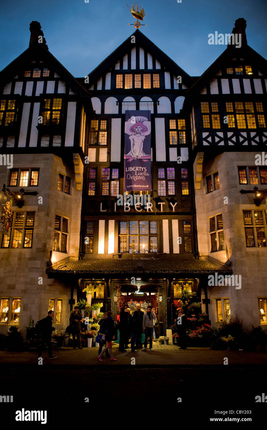 Vorderseite des Liberty Store, Regent Street, London, zu Weihnachten. Stockfoto