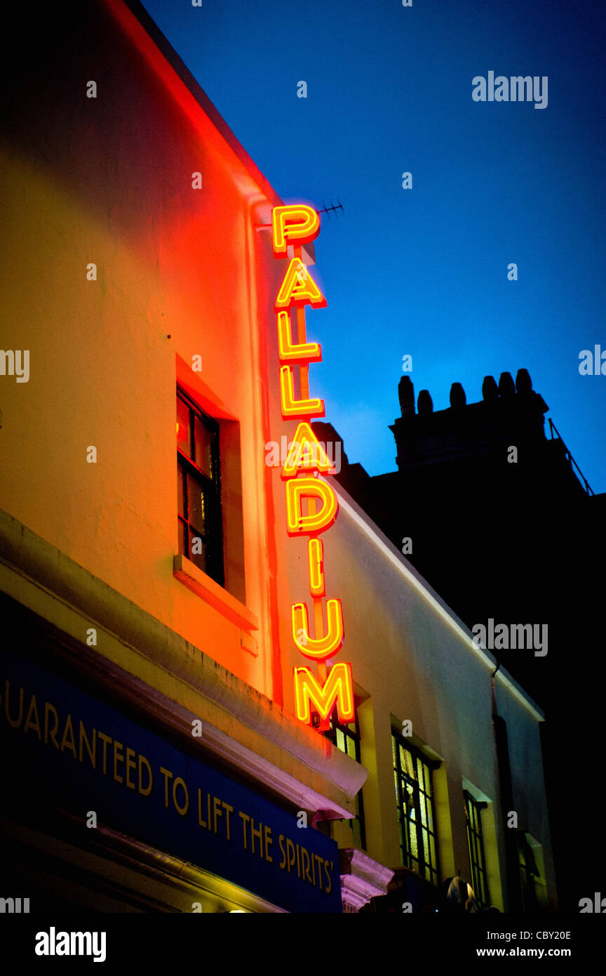 Rote und gelbe Neon unterzeichnen außen Palladium Theatre in London. Stockfoto