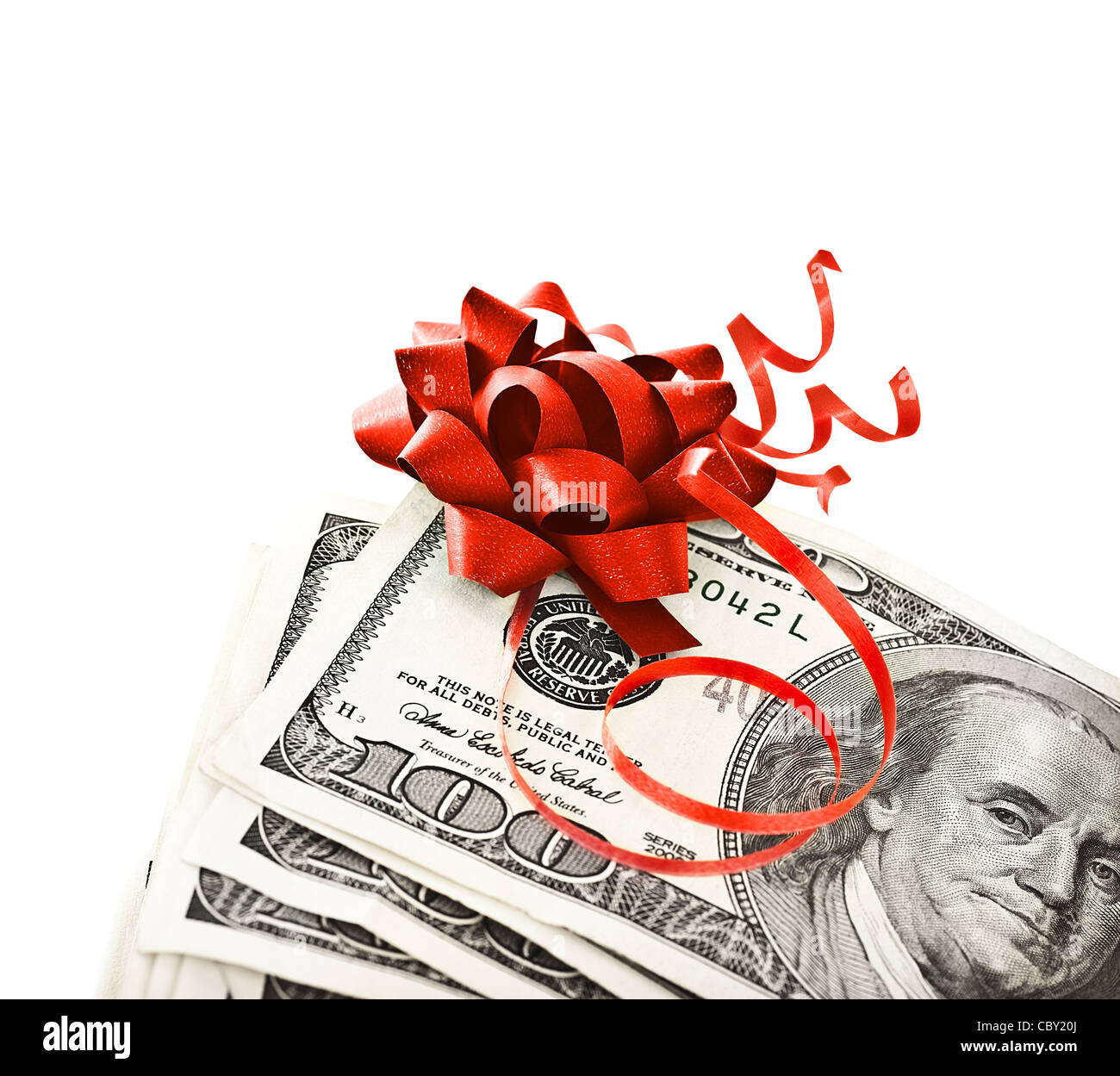 Geld, Geschenk, verpackt in roter Schleife und Farbband, 100 US-Dollar-Banknoten, US-Dollar als Bargeld isoliert auf weißem Hintergrund Stockfoto