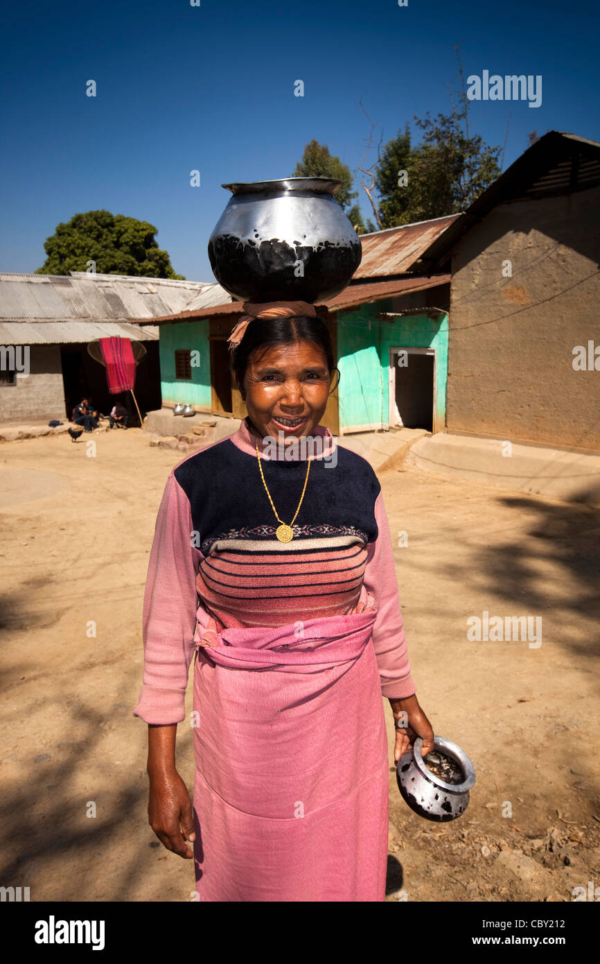 Indien, Manipur, Imphal, Loktak See, Sendra Island, Manipuri Frau mit Wasserkrug auf Kopf Stockfoto