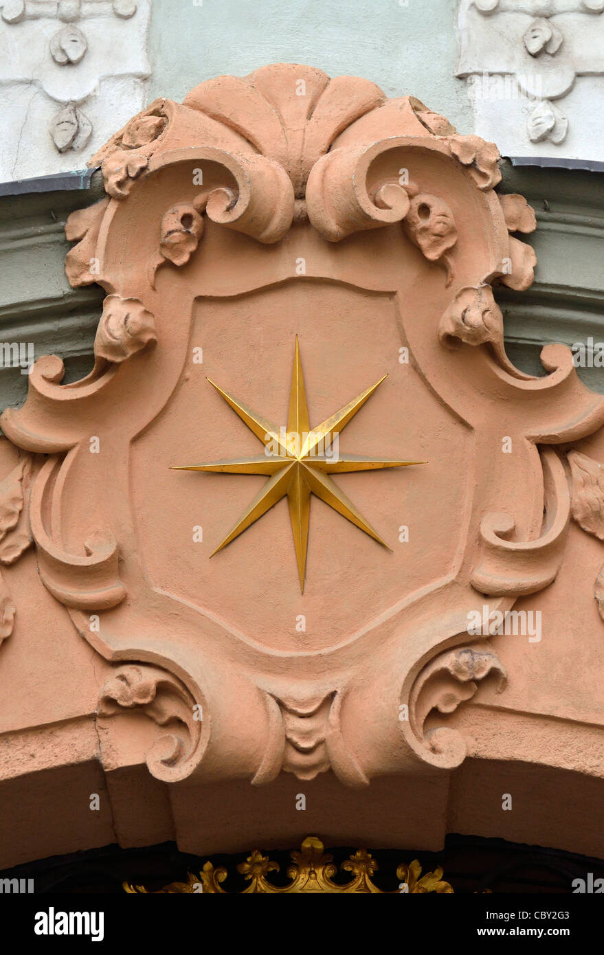Prag, Tschechische Republik. Traditionelles Hauszeichen. U Zlaté Hvezdy - auf dem goldenen Stern (Nerudova 48) Stockfoto