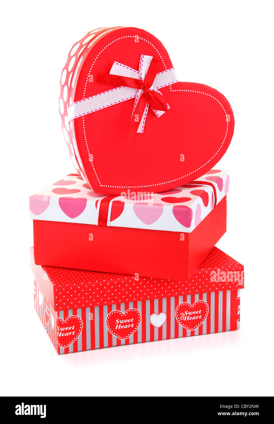 Roten romantische Geschenk-Boxen, die isoliert auf weißem Hintergrund, Konzeptbild von Liebe & Feier Stockfoto
