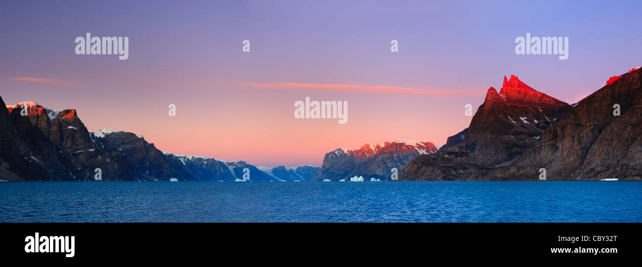 Sonnenaufgang auf dem Øfjord, Scoresbysund, Grönland Stockfoto