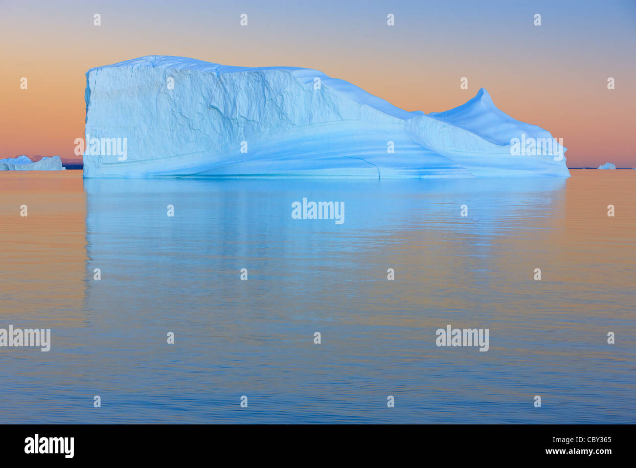 Eisberg bei Sonnenuntergang in Halle Bredning, Scoresbysund, Grönland Stockfoto
