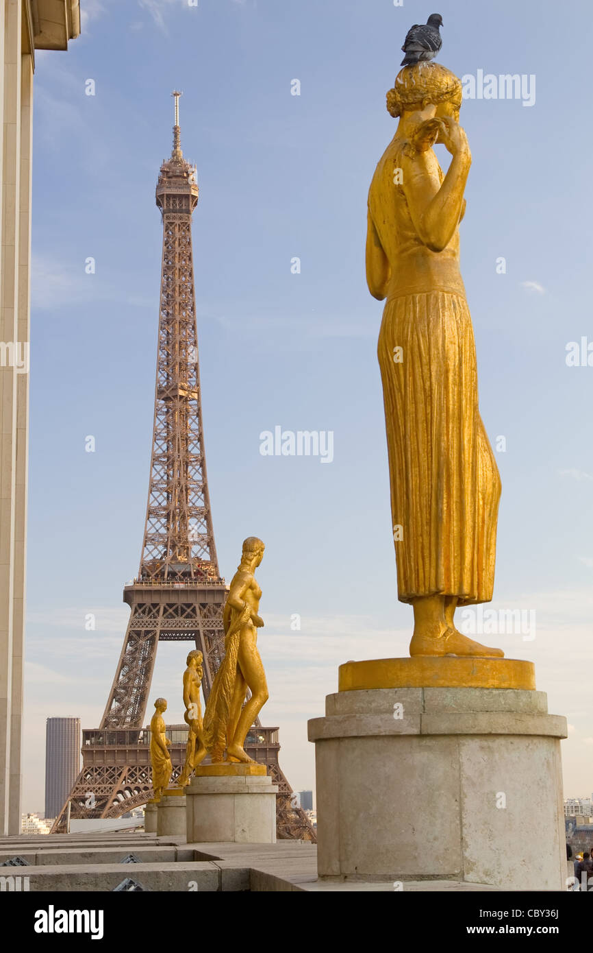 Das Wahrzeichen von Paris, Eiffelturm, wie hinter einigen Statuen des Palais de Chaillot Stockfoto