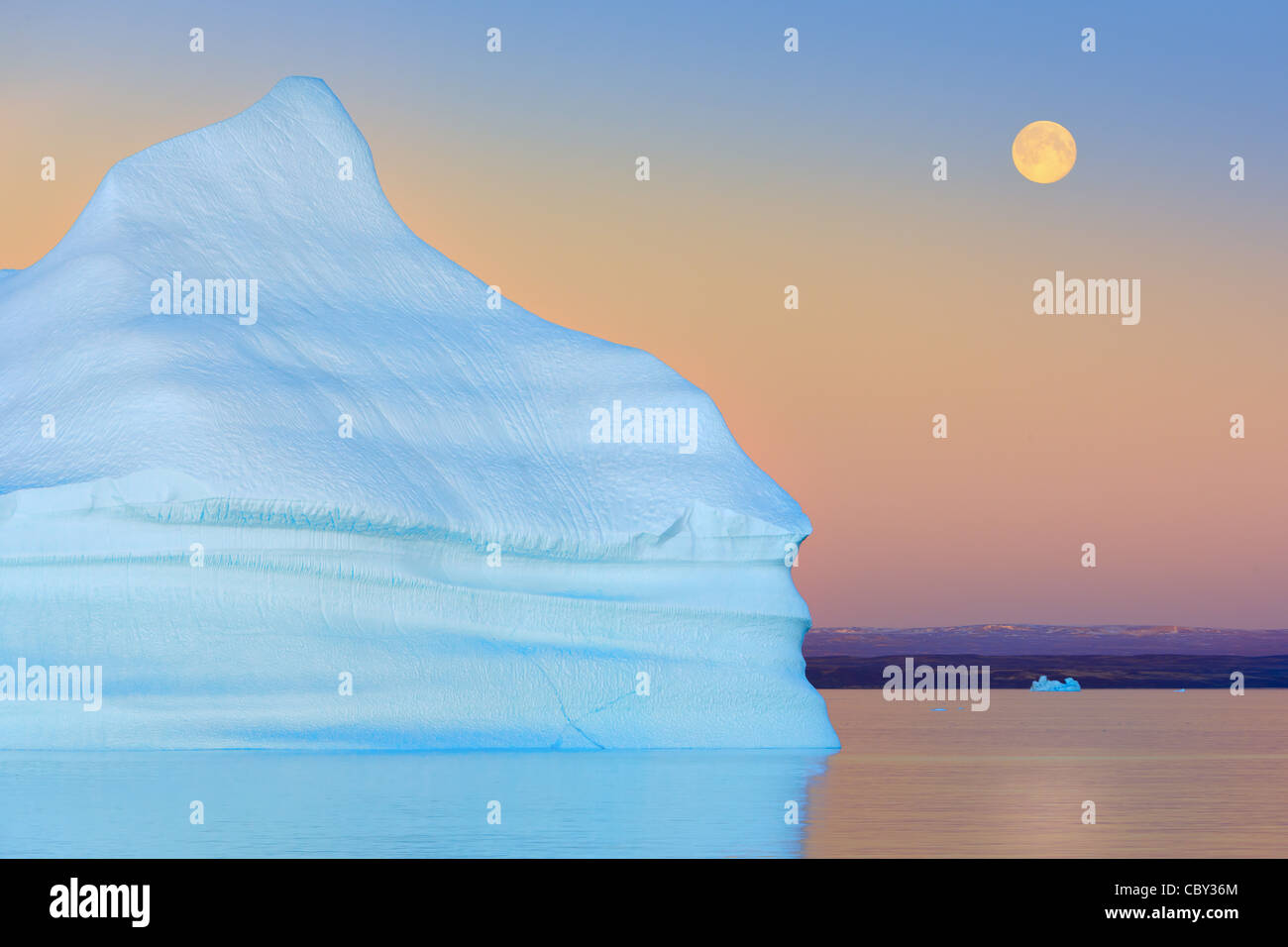 Eisberg bei Sonnenuntergang und Mondaufgang am Hall Bredning, Scoresbysund, Grönland Stockfoto