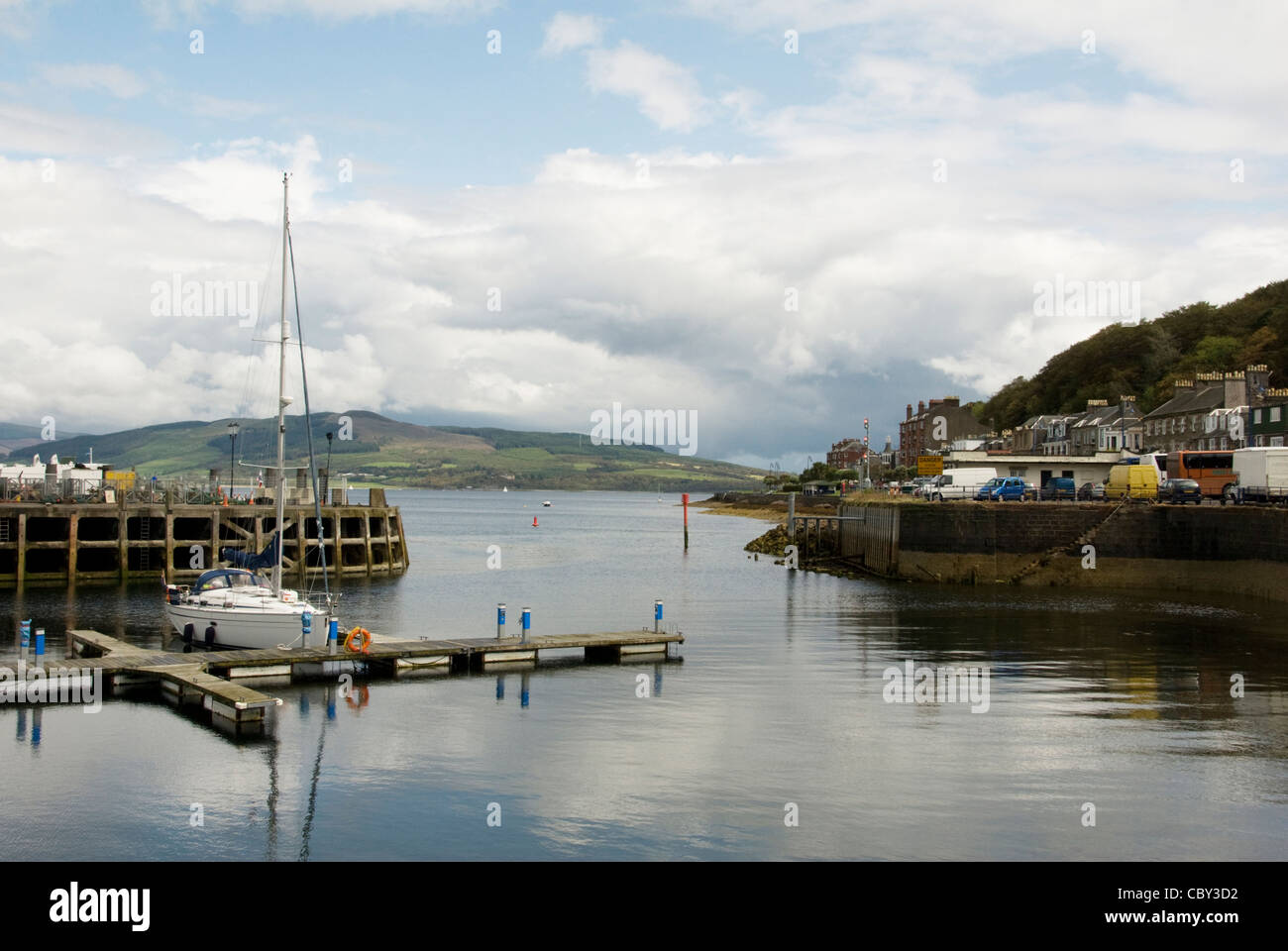 SCHOTTLAND; ARGYLL UND BUTE; ISLE OF BUTE; ROTHESAY; EINGANG ZUM HAFEN BLICK ÜBER DEN FIRTH OF CLYDE Stockfoto