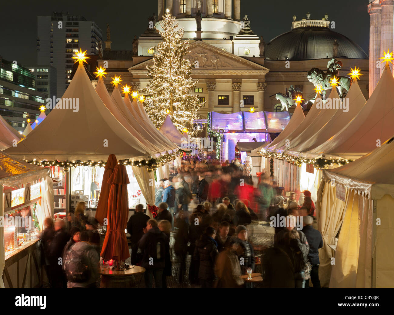 Nachtansicht des beschäftigt traditionellen deutschen Weihnachtsmarkt Gendarmenmarkt in Mitte Berlin Deutschland Stockfoto