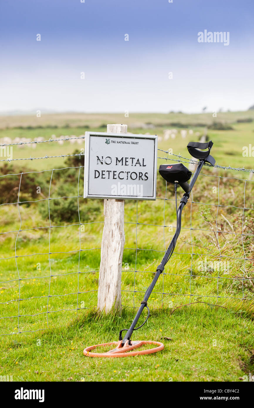 Metall-Detektor schlanke an einem Zaun. Stockfoto