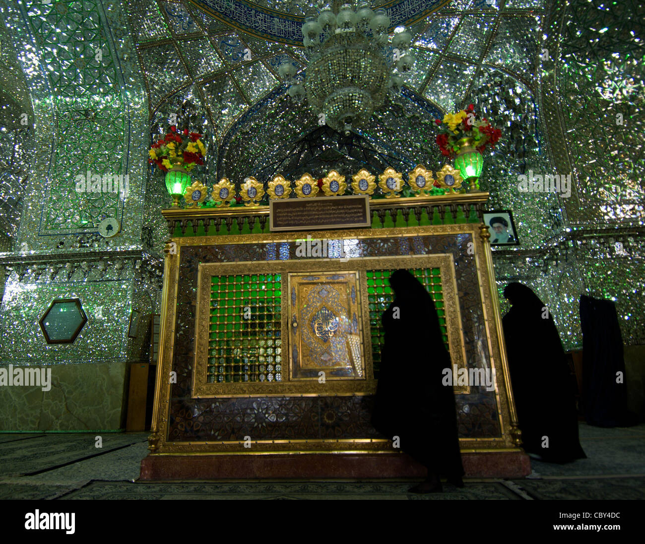 Drei Frauen in voller Länge schwarz Hijabs zirkulieren rund um die Imamzadeh-ye Ali Ebn-e Hamze Schrein in Shiraz, Iran. Stockfoto