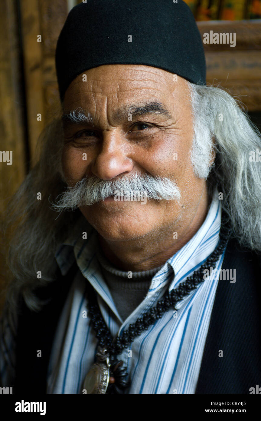 Ein freundlich Alter Mann mit buschigen weißen Haaren und einer üppigen Schnurrbart in Shiraz, Iran. Stockfoto