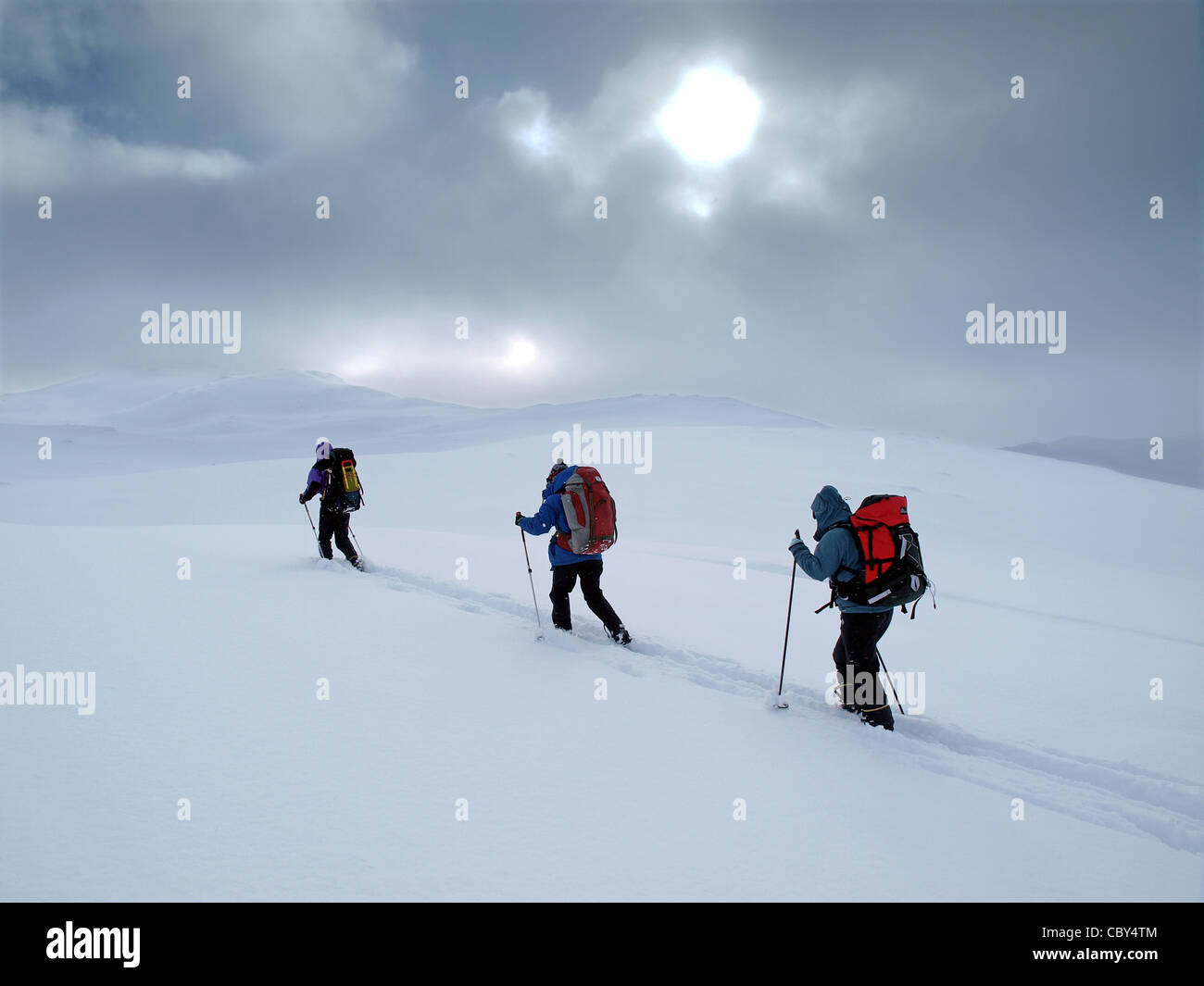 3 Ski-Tourengeher brechen Spuren im frischen Schnee, Norwegen Stockfoto