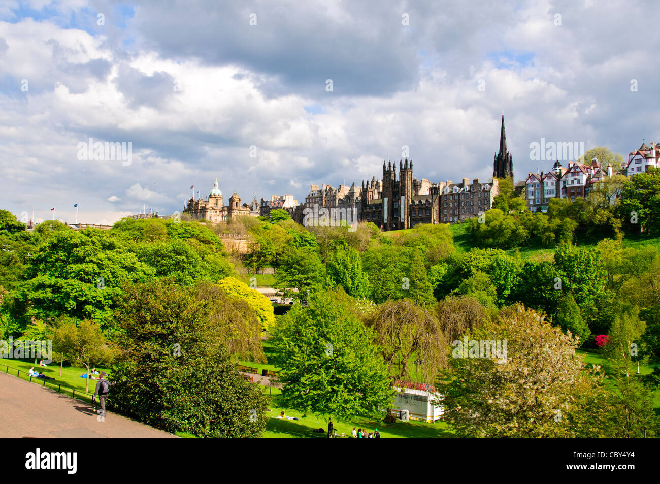 Princess Street Gardens, Zeit Frühlingsblumen, angrenzend an Princess Street, Edinburgh, Schottland Stockfoto