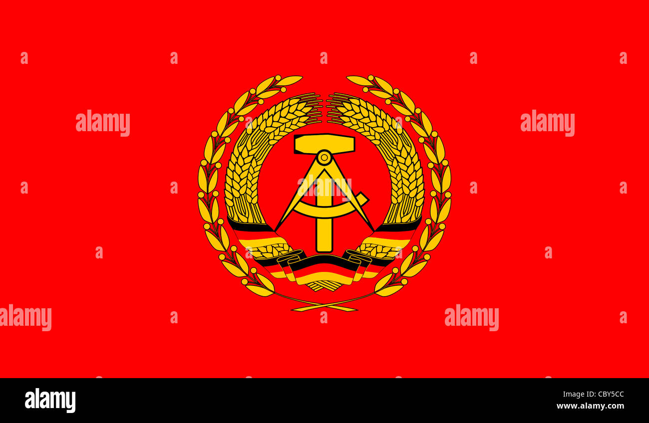 Flagge des Generalsekretärs der SED und Vorsitzender des DDR-Verteidigung-Beratung mit dem Staatswappen. Stockfoto