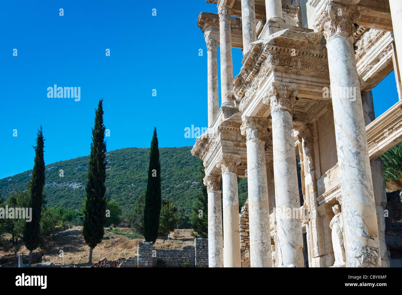 Ruinen der Fassade der Bibliothek Celsus Bibliotheque in der antiken Stadt Ephesus in der Türkei. Stockfoto