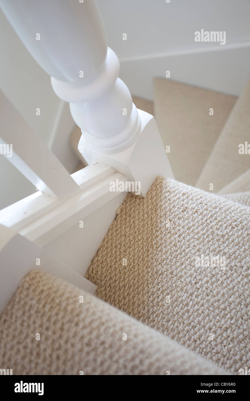 Blick hinunter Treppe mit Teppich und weiß bemalten Holzarbeiten Stockfoto