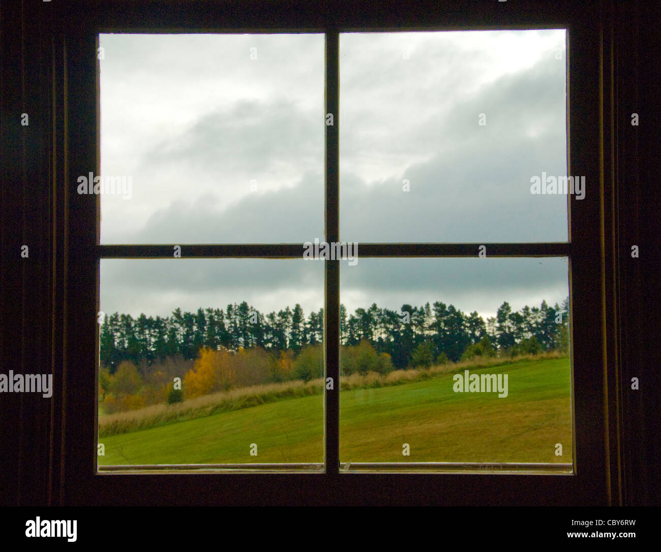 Fensterrahmen mit Bauernhof-Land und Baum-Ansicht Stockfoto