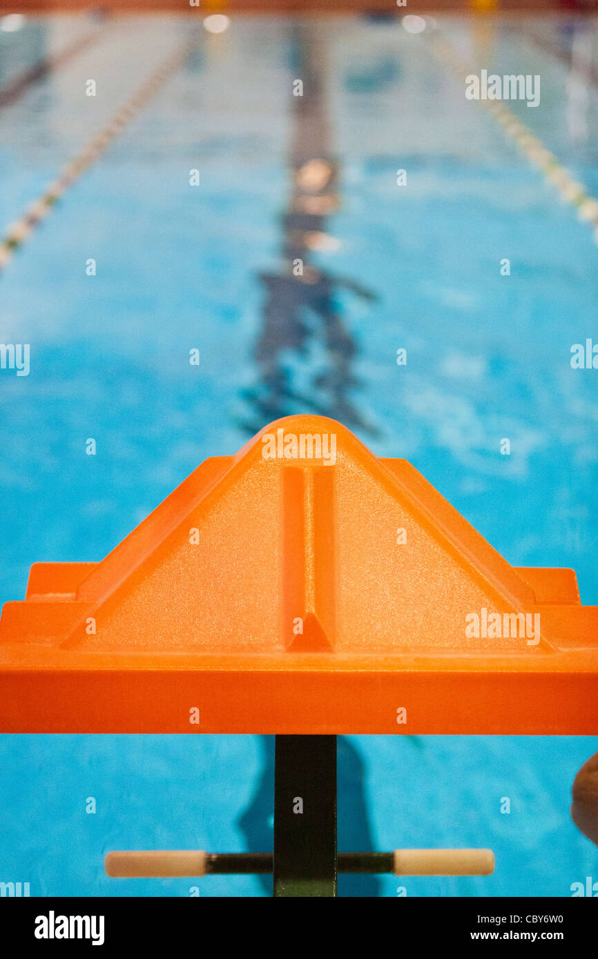 Orange Schwimmer ab Plattform Stockfoto