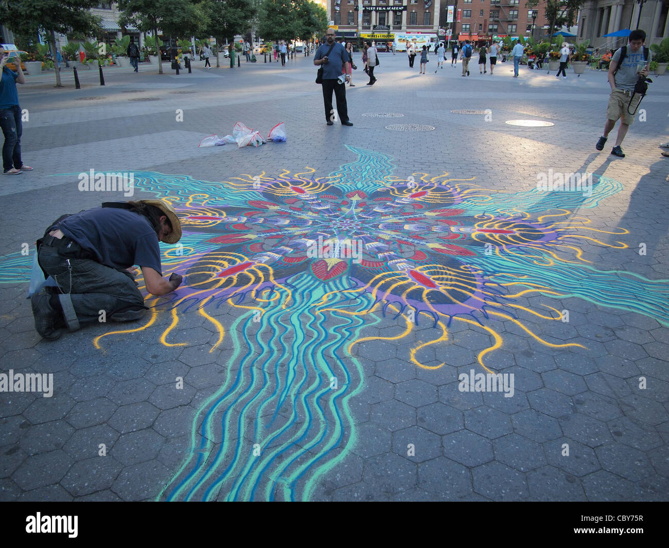 Streetart-Künstler Farben in Kreide, Union Square, New York City Stockfoto