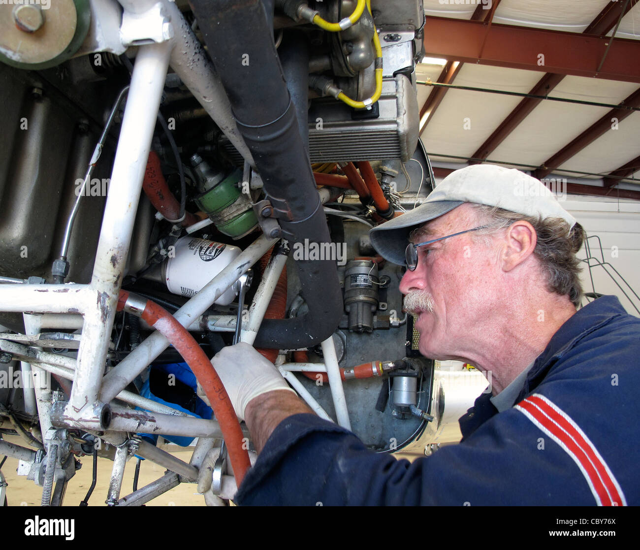 Fluggerätmechaniker ist einen Ölwechsel auf einmotorigen Flugzeugen Kolben Stockfoto