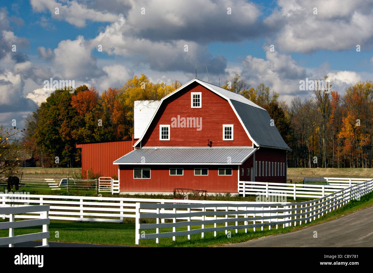Rote Scheune, weißer Zaun und Herbst Farbe in Jennings County, Indiana Stockfoto