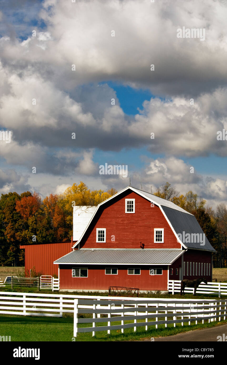 Rote Scheune, weißer Zaun und Herbst Farbe in Jennings County, Indiana Stockfoto