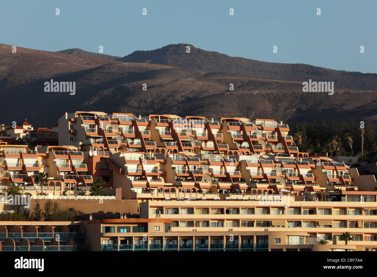 Hotelgebäude auf der Kanarischen Insel Fuerteventura, Spanien Stockfoto