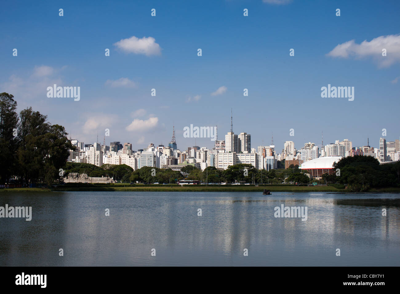 See der Ibirapuera Park mit Gebäuden im Hintergrund, Sao Paulo, Brasilien Stockfoto