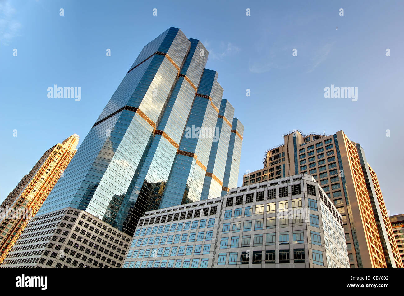 Dicht Türme (Empire Tower in der Mitte) in Bangkok Sathorn Road das Geschäfts- und Finanzviertel. Stockfoto