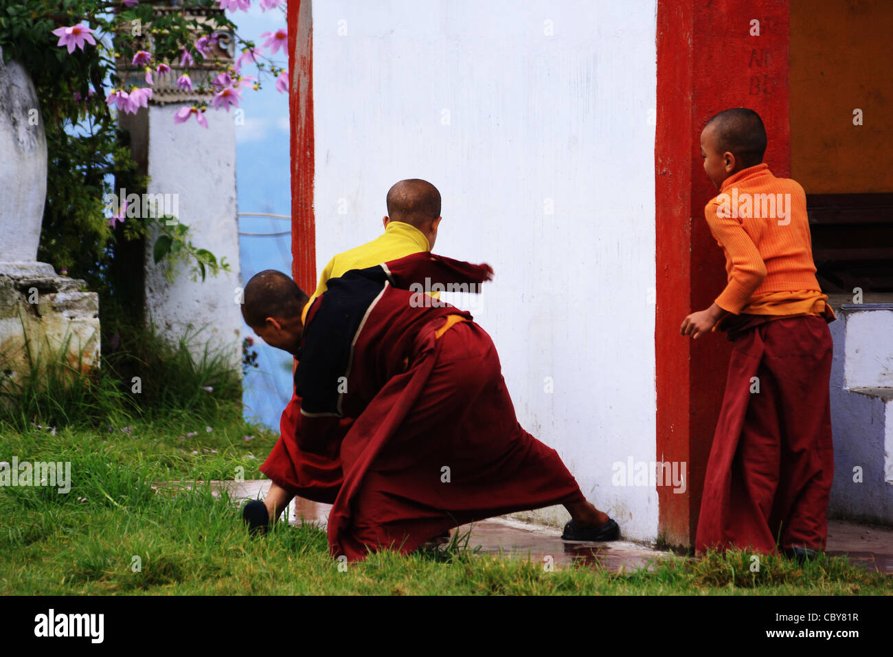 Junge Mönche in Pemayangtshe, West Sikkim spielen Stockfoto