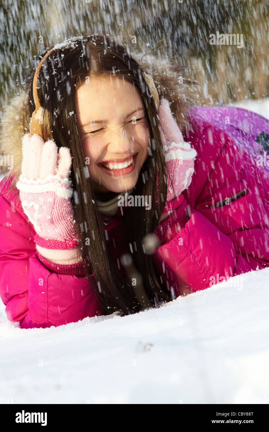 Portrat Von Hubschen Madchen Auf Schnee Liegen Bei Schneefall Stockfotografie Alamy