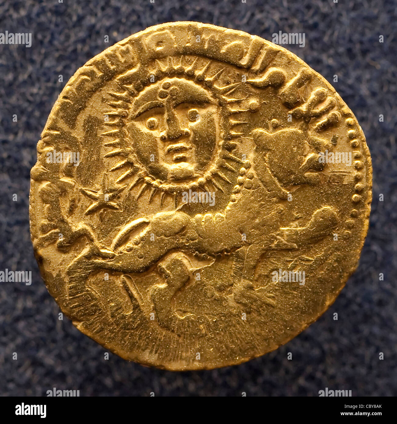 Alte Goldmünze aus der Seldschuken-Dynastie, die ein war Hohe mittelalterliche turko-persischen sunnitischen muslimischen Reich Darstellung eines Löwen und Die Sonne Stockfoto