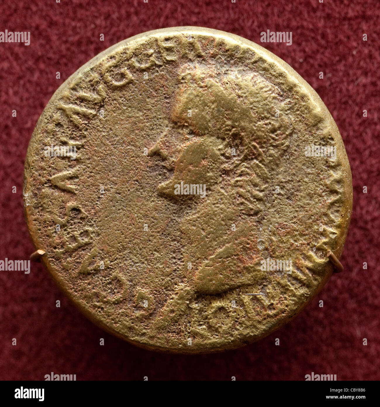 Antike Roman Aurei Münze Darstellung römischen Kaisers Gaius Julius Caesar Augustus Germanicus Stockfoto