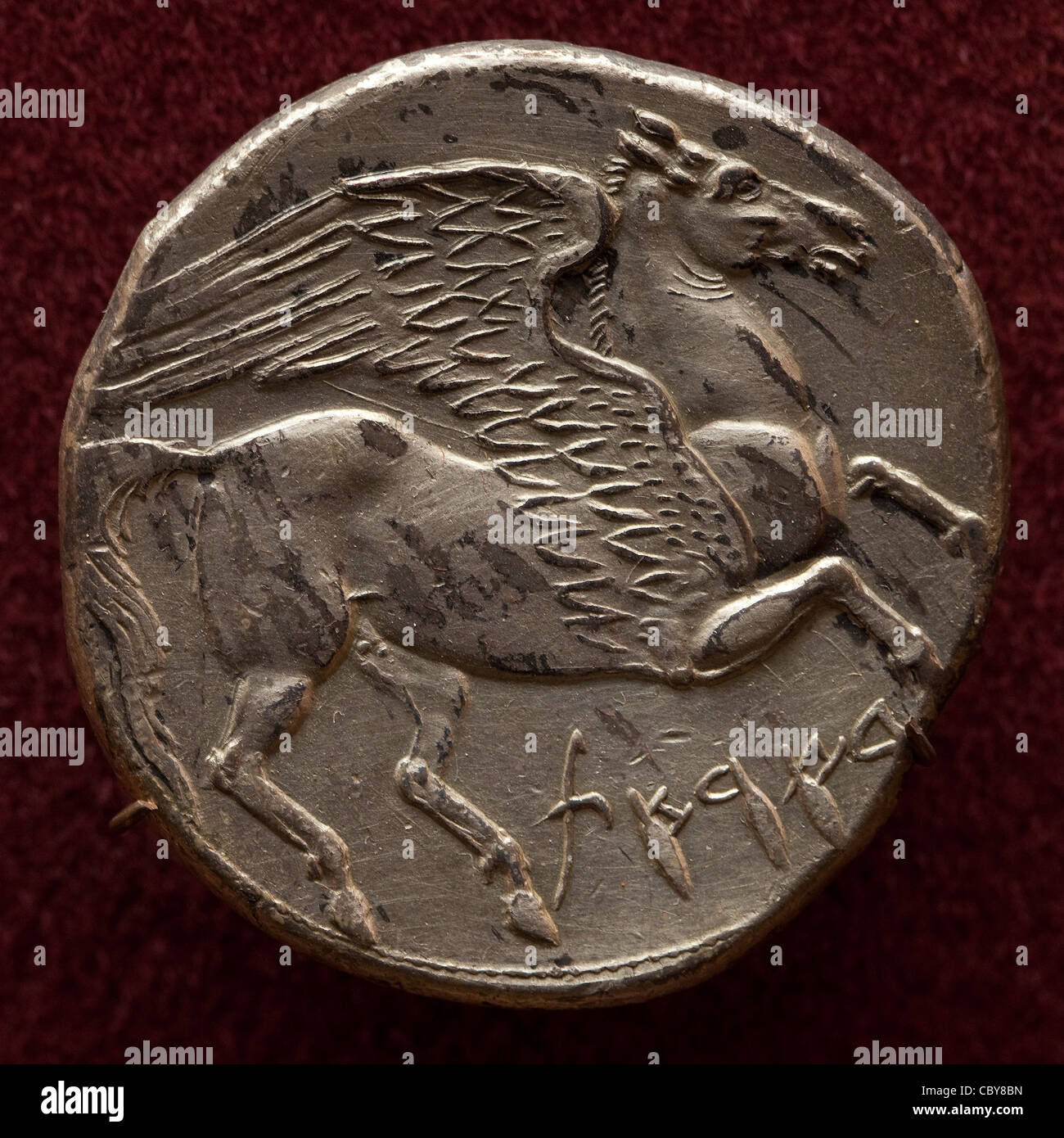 Antike griechische Münze von Karthago 430-323 B.C.E Lager die Abbildung von Pegasus einen mythischen geflügelten göttlichen Pferd, und einer der bekanntesten Kreaturen in der Griechischen Mythologie Stockfoto