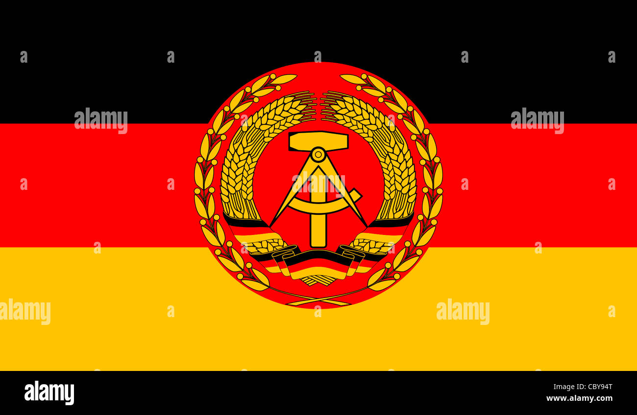 Flagge der nationalen Volksarmee Armee NVA mit dem Staatswappen der DDR. Stockfoto