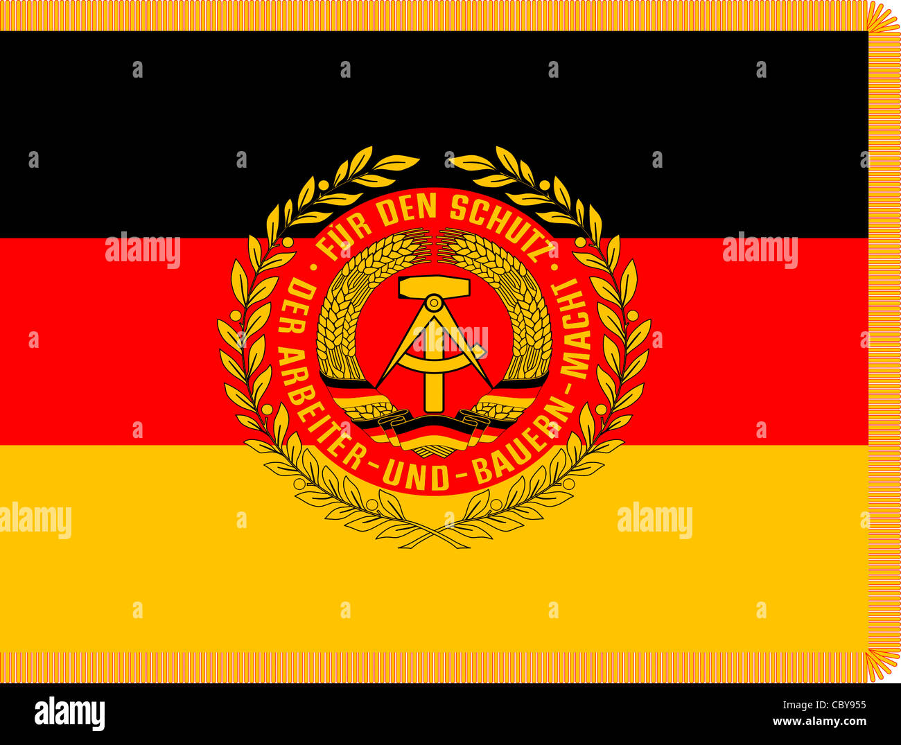 Flagge der nationalen Volksarmee Armee NVA mit dem Wappen der DDR. Stockfoto