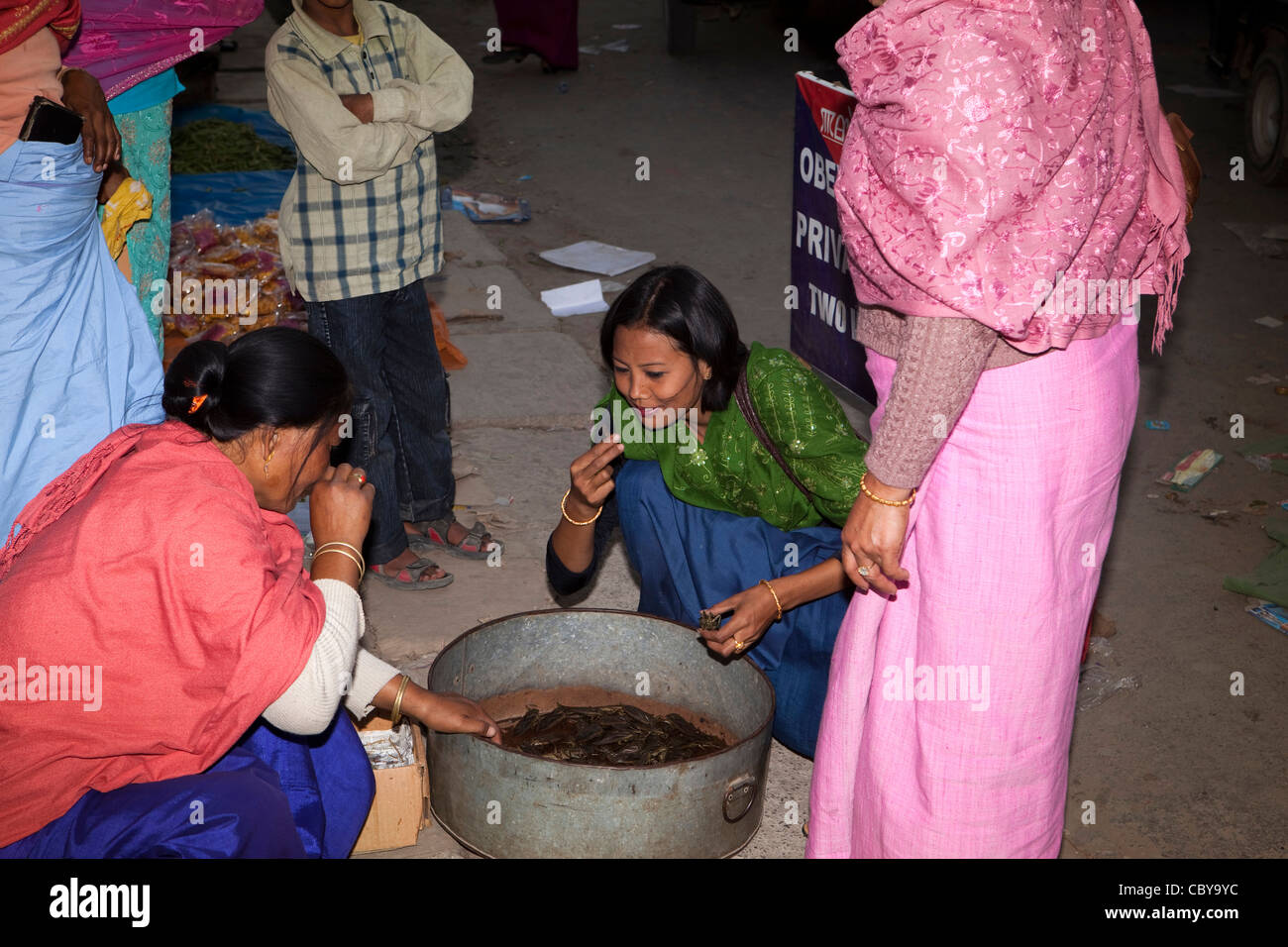 Indien, Manipur, Imphal, Khwairamband Basar, Frau riechen kein Shake-Insekten (gekochte Chutney machen) Stockfoto