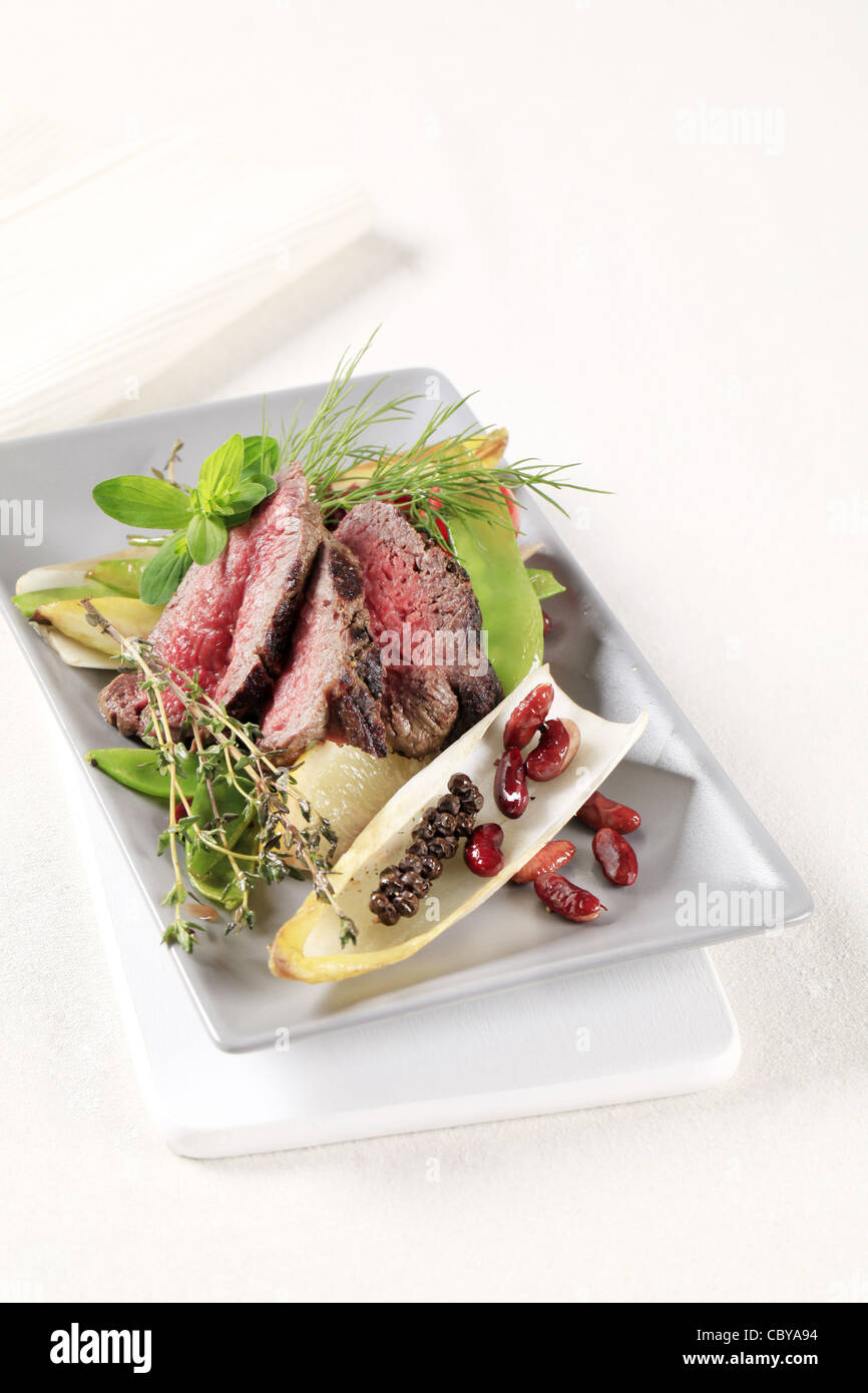 Scheiben Roastbeef und Gemüsebeilage Stockfoto